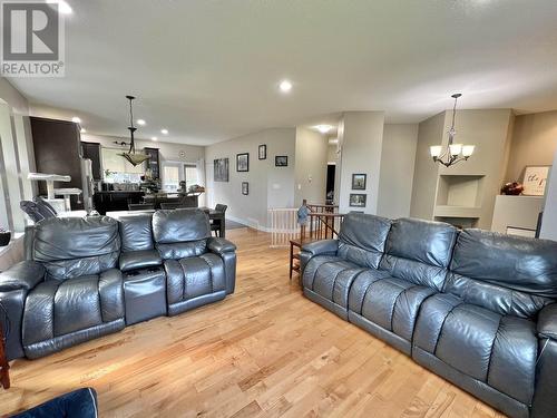 831 Funn Street, Quesnel, BC - Indoor Photo Showing Living Room