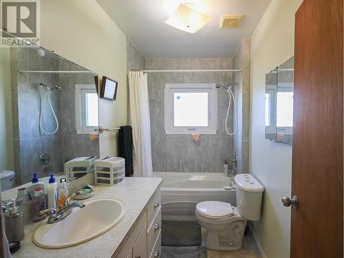 11609 9 Street, Dawson Creek, BC - Indoor Photo Showing Bathroom