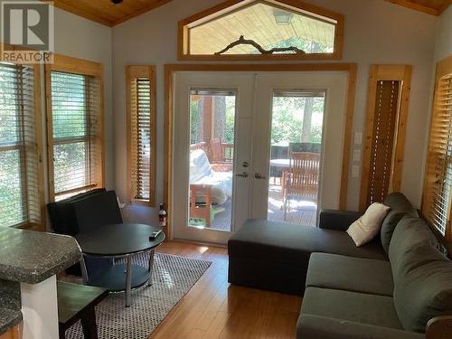 4835 Paradise Valley Drive Unit# 40, Peachland, BC - Indoor Photo Showing Living Room