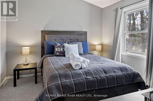 1111 Whitehead Farm Road, Gravenhurst, ON - Indoor Photo Showing Bedroom