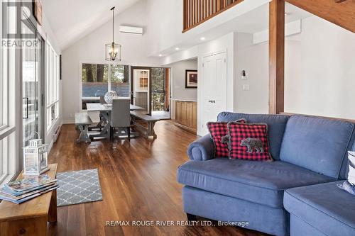 1111 Whitehead Farm Road, Gravenhurst, ON - Indoor Photo Showing Living Room