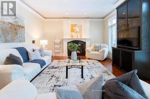 2 Donnici Drive, Hamilton (Falkirk), ON - Indoor Photo Showing Living Room