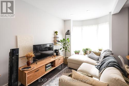 30 Gladstone Avenue, Hamilton (Blakeley), ON - Indoor Photo Showing Living Room