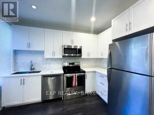 30 Gladstone Avenue, Hamilton, ON - Indoor Photo Showing Kitchen