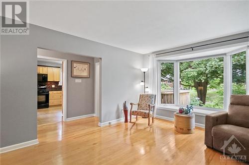 2033 Vincent Street, Ottawa, ON - Indoor Photo Showing Living Room