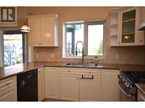 3321 Country Estate Court, Vernon, BC - Indoor Photo Showing Kitchen