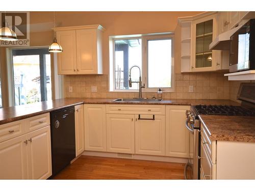 3321 Country Estate Court, Vernon, BC - Indoor Photo Showing Kitchen