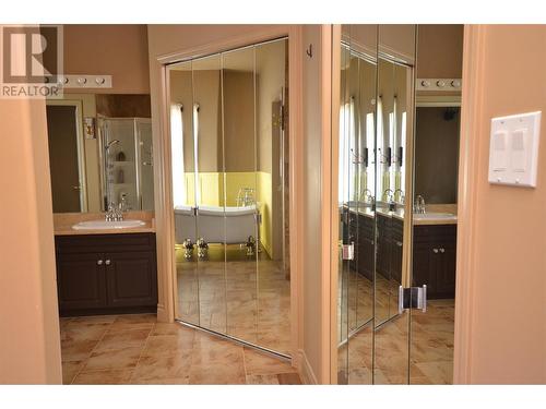 3321 Country Estate Court, Vernon, BC - Indoor Photo Showing Bathroom