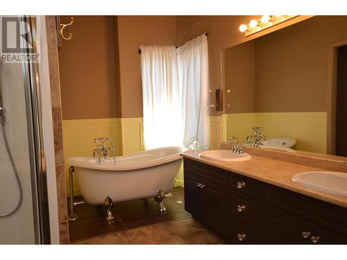 3321 Country Estate Court, Vernon, BC - Indoor Photo Showing Bathroom