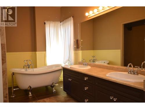 3321 Country Estate Court, Vernon, BC - Indoor Photo Showing Bathroom