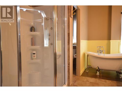 3321 Country Estate Court, Vernon, BC - Indoor Photo Showing Bathroom