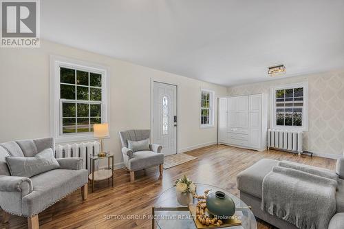 665 4 Line S, Oro-Medonte, ON - Indoor Photo Showing Living Room