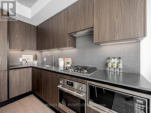 406 - 2720 Dundas Street W, Toronto (Junction Area), ON - Indoor Photo Showing Kitchen With Upgraded Kitchen