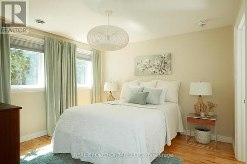 1048 Plains View Avenue, Burlington (Bayview), ON - Indoor Photo Showing Bedroom