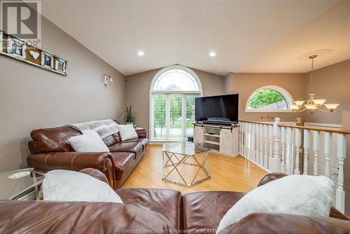 847 Cottage Grove, Kingsville, ON - Indoor Photo Showing Living Room