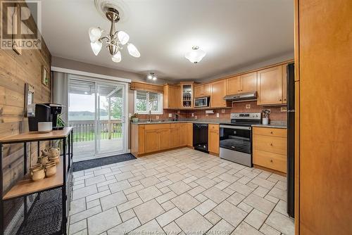 847 Cottage Grove, Kingsville, ON - Indoor Photo Showing Kitchen