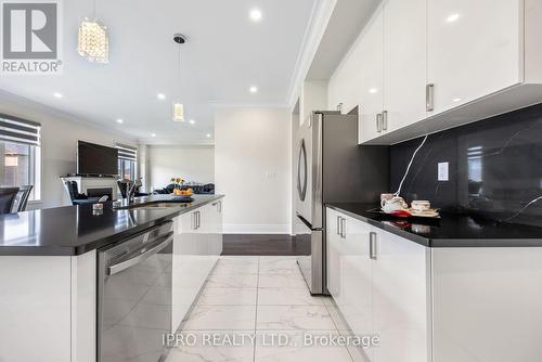 14 Hummingbird Grove, Adjala-Tosorontio (Colgan), ON - Indoor Photo Showing Kitchen With Upgraded Kitchen