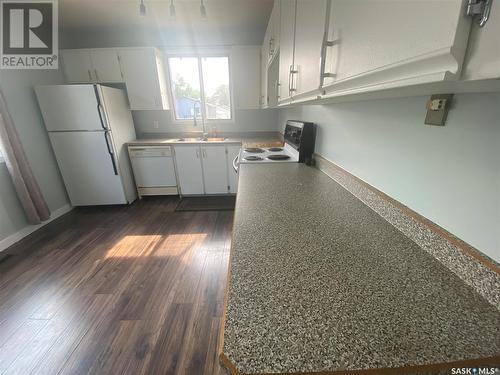 214 Cartier Crescent, Saskatoon, SK - Indoor Photo Showing Kitchen