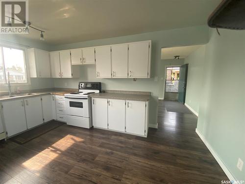 214 Cartier Crescent, Saskatoon, SK - Indoor Photo Showing Kitchen