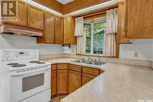 18 Procter Place, Regina, SK - Indoor Photo Showing Kitchen With Double Sink