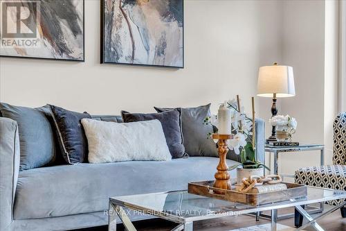 105 Eva Drive, Waterloo, ON - Indoor Photo Showing Living Room