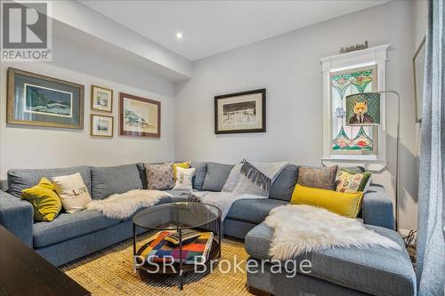 109 Ontario Avenue, Hamilton, ON - Indoor Photo Showing Living Room