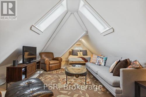 109 Ontario Avenue, Hamilton, ON - Indoor Photo Showing Living Room