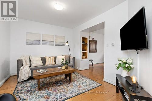 986 Black Road, Prince Edward County (Sophiasburgh), ON - Indoor Photo Showing Living Room