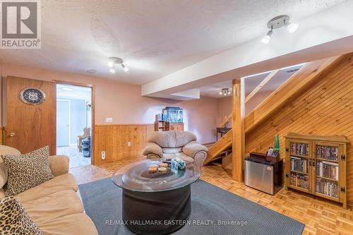 880 Clinton Avenue, Douro-Dummer, ON - Indoor Photo Showing Living Room