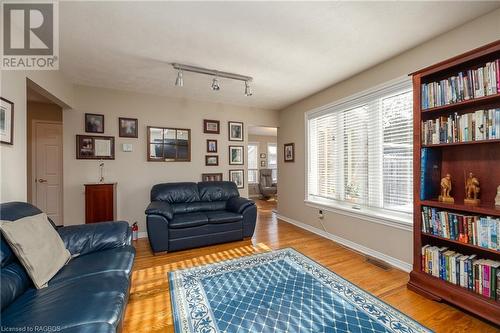 433 8Th Avenue A E, Owen Sound, ON - Indoor Photo Showing Living Room