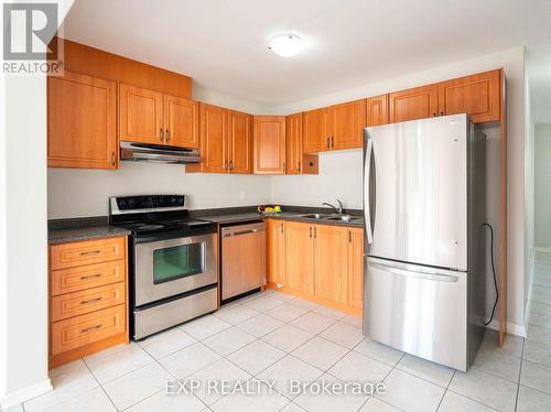 39 - 75 Prince William Way, Barrie, ON - Indoor Photo Showing Kitchen With Double Sink