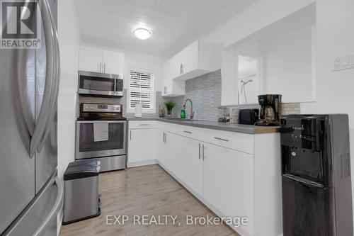 4 Oliver Drive, Tiny, ON - Indoor Photo Showing Kitchen