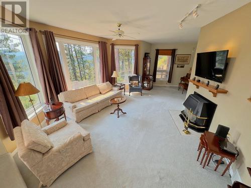 150 Deerview Crescent, Princeton, BC - Indoor Photo Showing Living Room