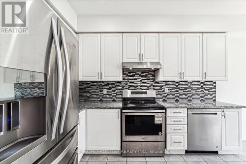 9 Owens Road, Brampton, ON - Indoor Photo Showing Kitchen With Upgraded Kitchen