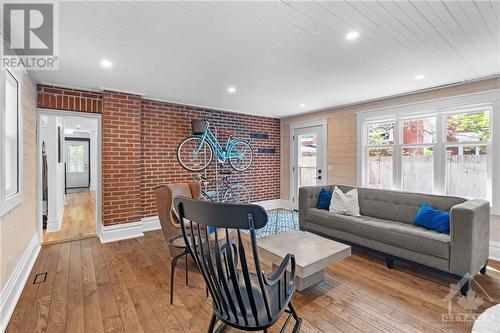 211 Hickory Street, Ottawa, ON - Indoor Photo Showing Living Room