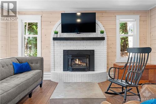 211 Hickory Street, Ottawa, ON - Indoor Photo Showing Living Room With Fireplace