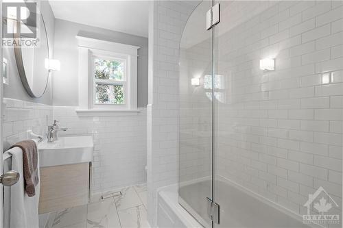 211 Hickory Street, Ottawa, ON - Indoor Photo Showing Bathroom