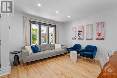 211 Hickory Street, Ottawa, ON - Indoor Photo Showing Living Room