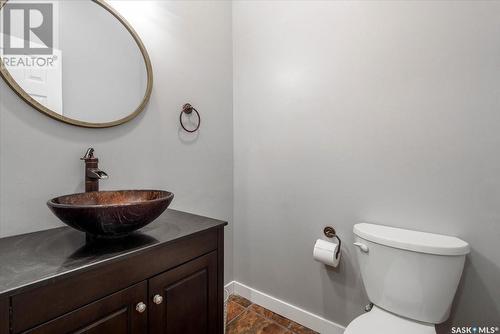 E 2 Lincoln Drive, Regina, SK - Indoor Photo Showing Bathroom