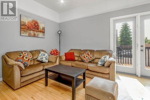 E 2 Lincoln Drive, Regina, SK - Indoor Photo Showing Living Room