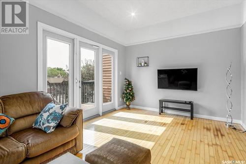 E 2 Lincoln Drive, Regina, SK - Indoor Photo Showing Living Room