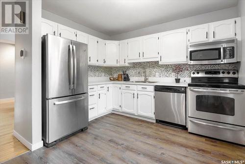 E 2 Lincoln Drive, Regina, SK - Indoor Photo Showing Kitchen With Stainless Steel Kitchen