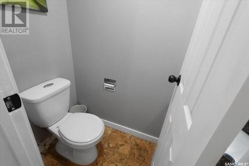 E 2 Lincoln Drive, Regina, SK - Indoor Photo Showing Bathroom