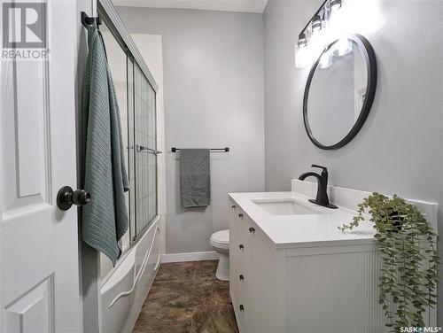 E 2 Lincoln Drive, Regina, SK - Indoor Photo Showing Bathroom