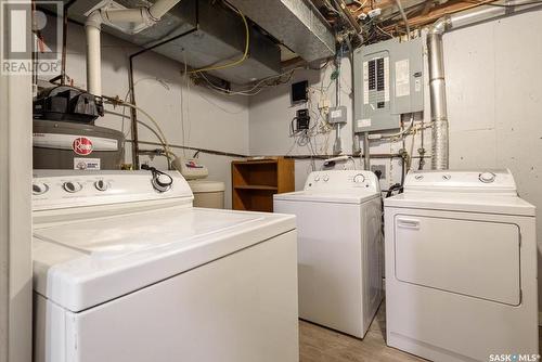 E 2 Lincoln Drive, Regina, SK - Indoor Photo Showing Laundry Room