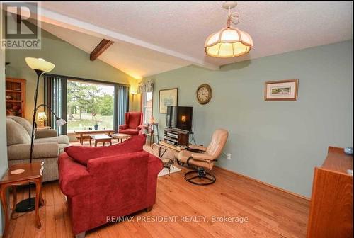 13924 Kennedy Road, Caledon, ON - Indoor Photo Showing Living Room