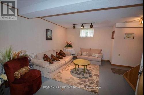 13924 Kennedy Road, Caledon, ON - Indoor Photo Showing Living Room