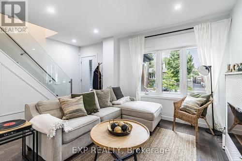 212 Sixth Street, Toronto (New Toronto), ON - Indoor Photo Showing Living Room