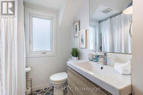 212 Sixth Street, Toronto, ON - Indoor Photo Showing Bathroom