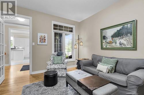 417 Hyde Park Road, London, ON - Indoor Photo Showing Living Room